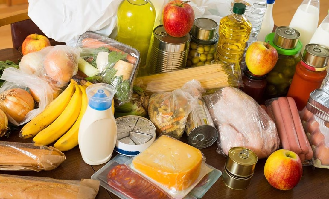¿La fecha de caducidad de los alimentos indica que NO puedes comerlos?