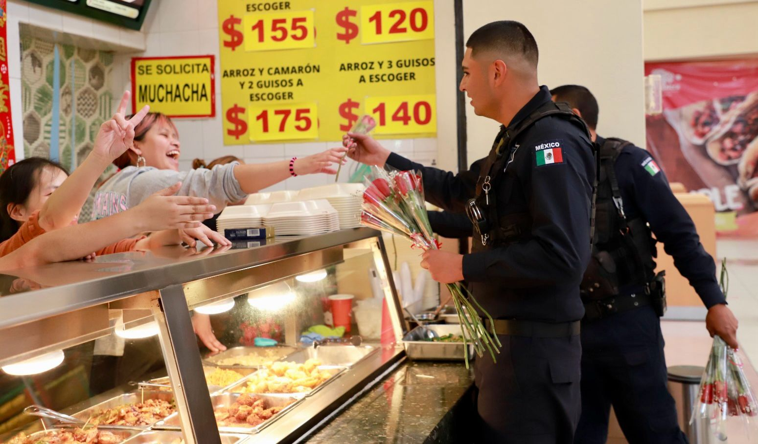 Entregan policías de Saltillo flores a la ciudadanía