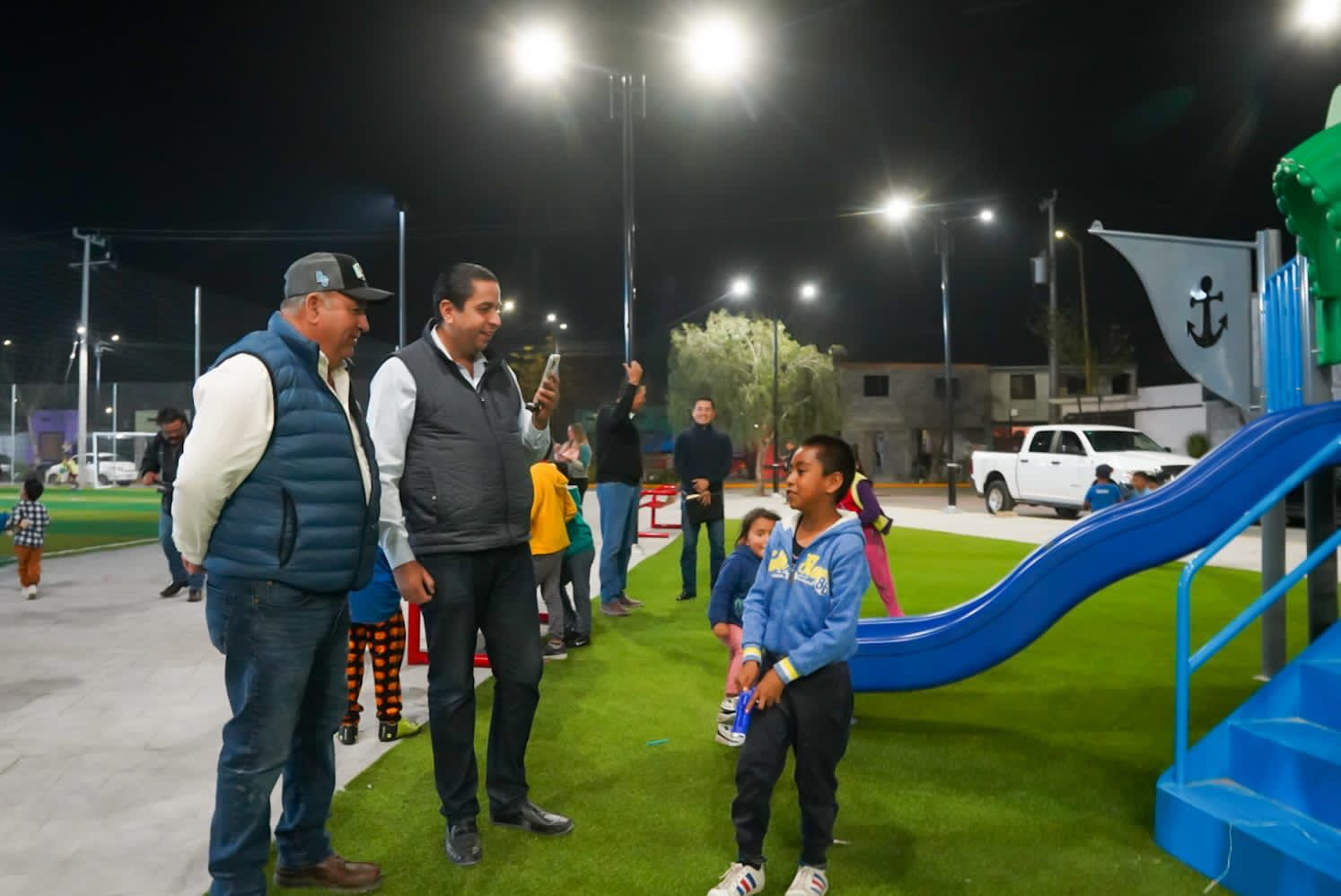 ENTREGA CHEMA MORALES ALUMBRADO EN NUEVA CANCHA Y PLAZA