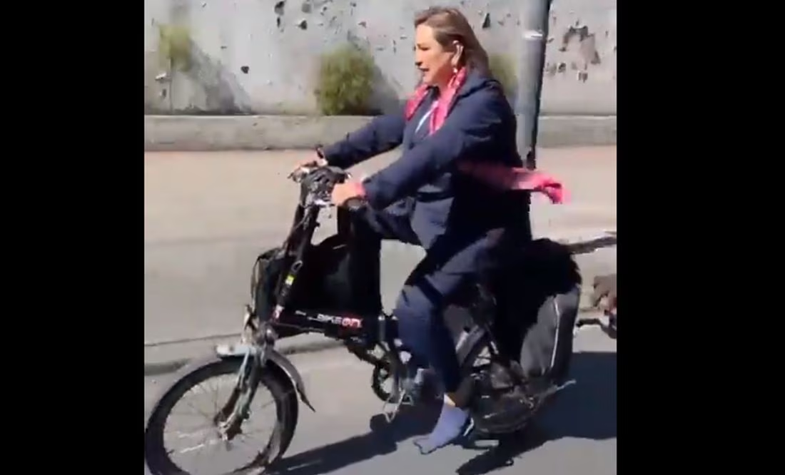 VIDEO Xóchitl Gálvez llegó al INE en bicicleta a registrarse como candidata a la Presidencia