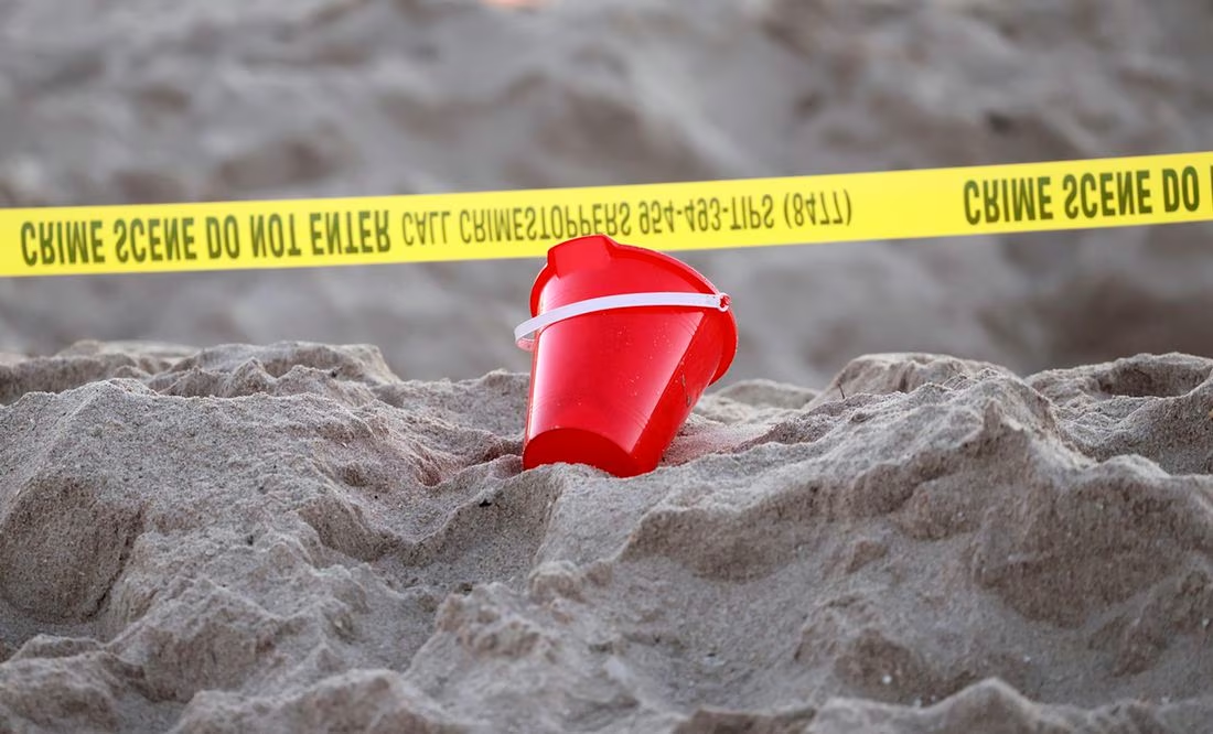 VIDEO: Niños quedan atrapados al caer en un agujero en la playa en Florida; una menor murió