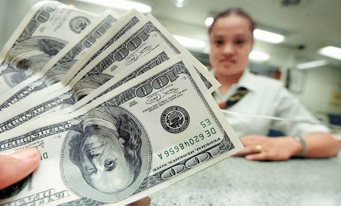 Precio del dólar: moneda abre la semana en 17.09 pesos al mayoreo