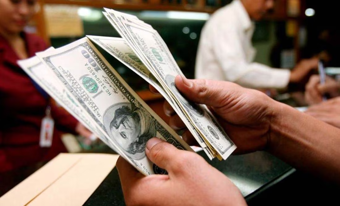 Precio del dólar: moneda abre al alza en 17.09 pesos al mayoreo