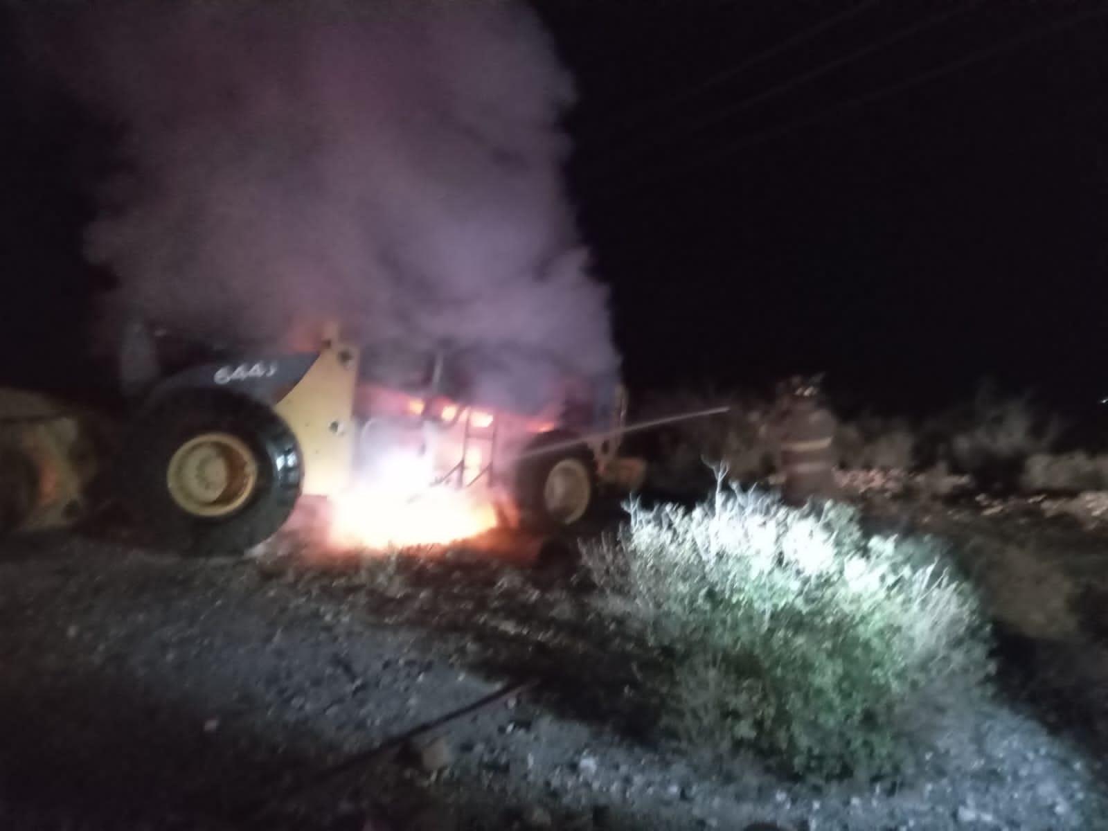 Se incendia pala mecánica en ejido