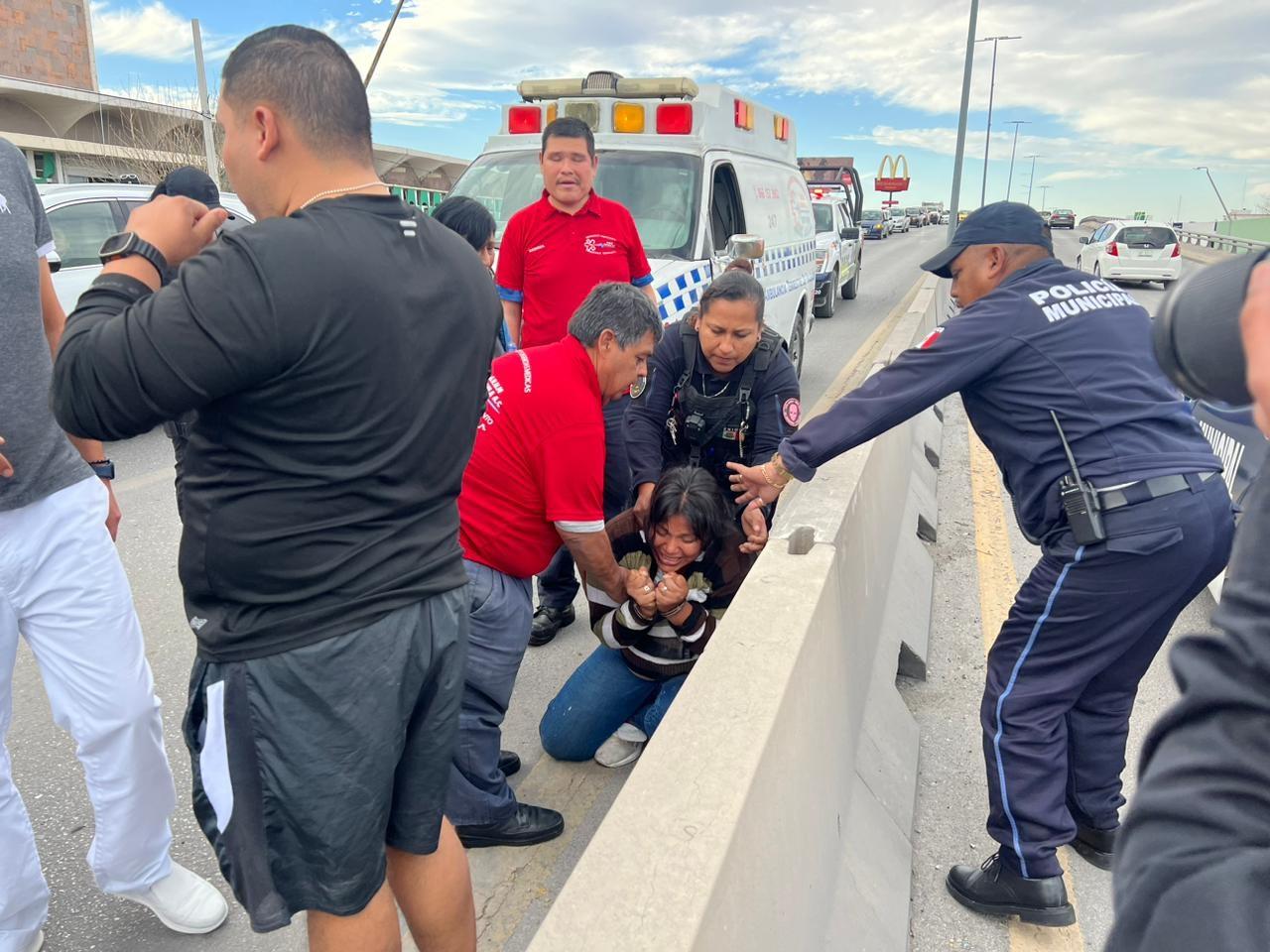 Salvan a mujer de tirarse de puente