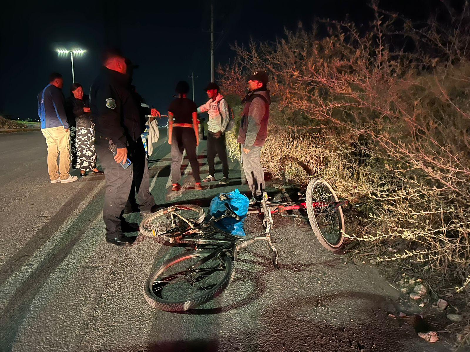 Ciclista es alcanzado por camión escolar