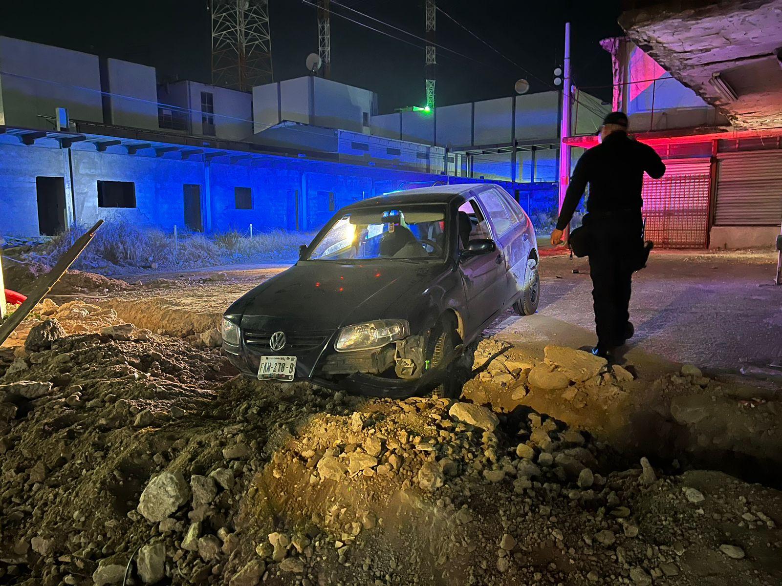 Atrabancado deja atascado su auto