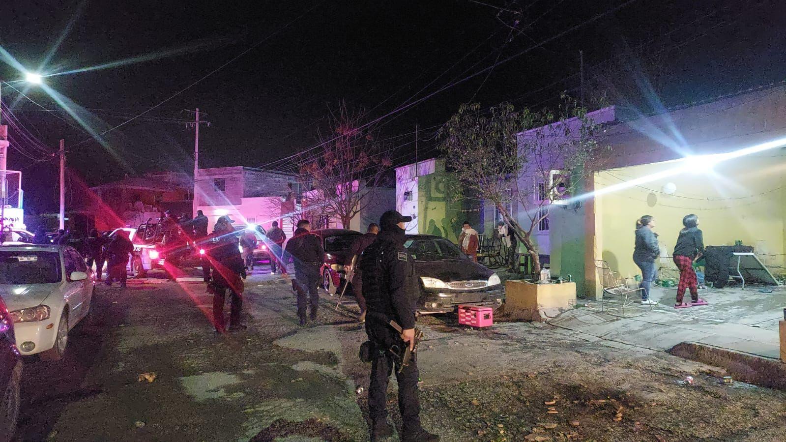 Agrede turba a policías a pedradas y botellazos