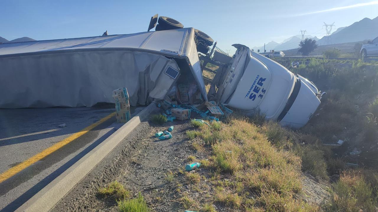 Vuelca tráiler en la carretera 57