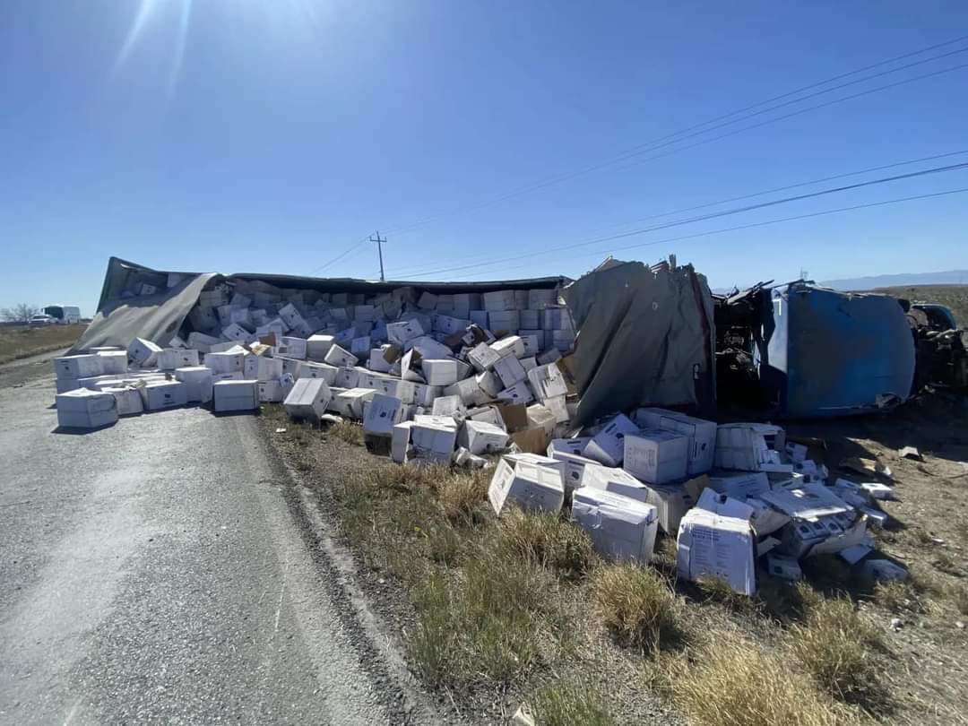 Vuelca tráiler con insumos médicos