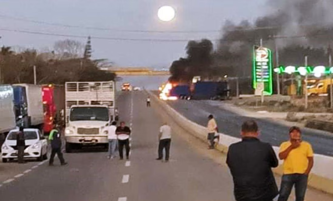 Hombres armados se enfrentan en carretera de Chiapas; conductores quedan ‘atrapados’ entre las balas