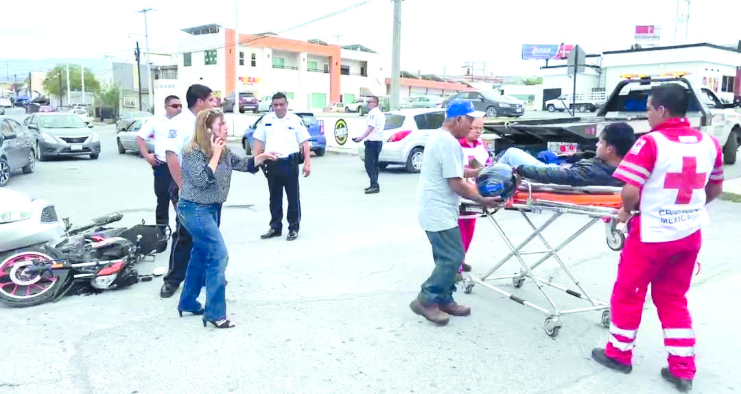 Arrolla conductora a distraído motociclista