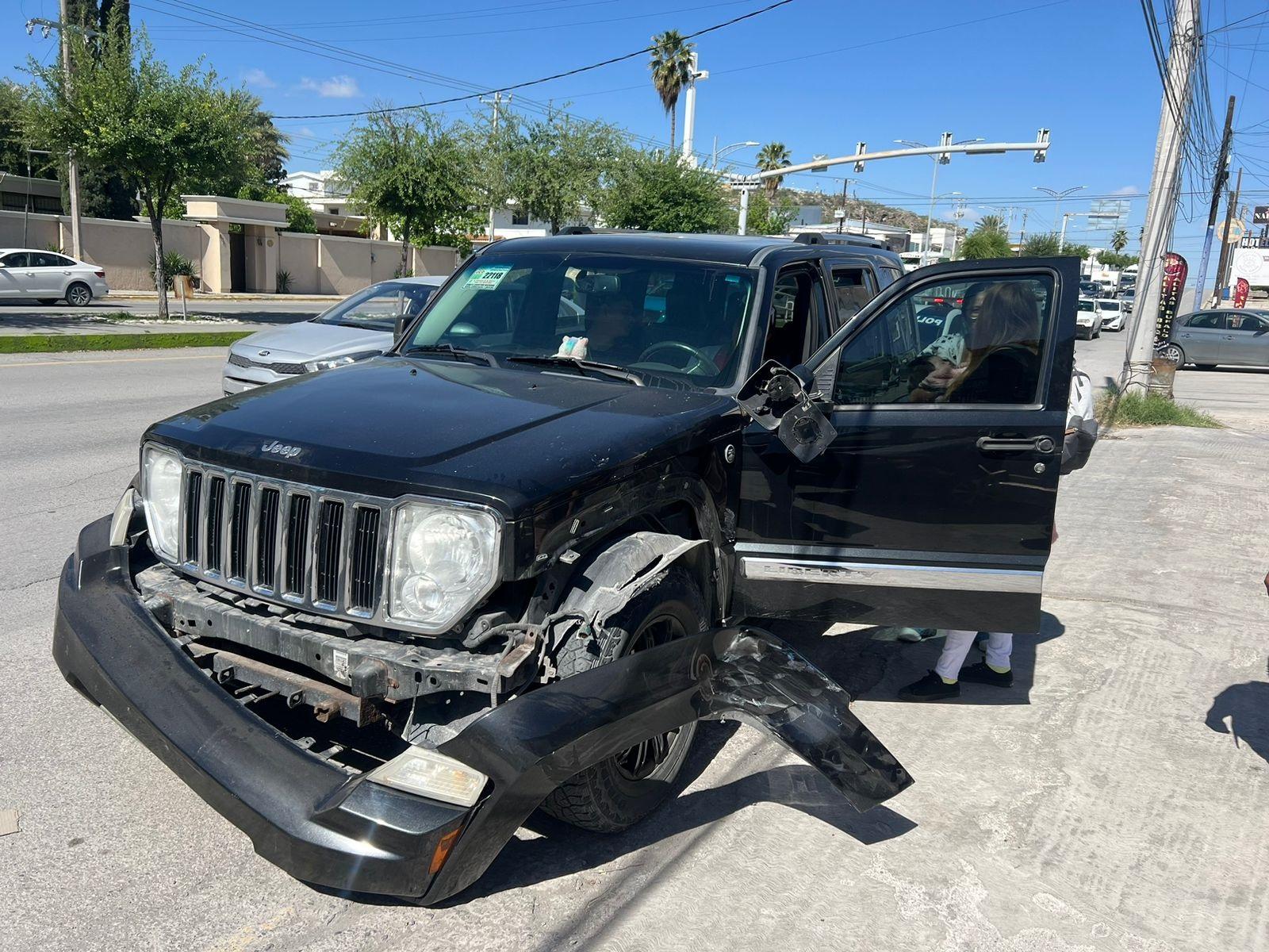 Impacta con su jeep camioneta en el Pape