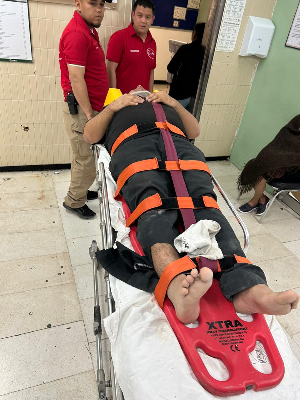 Choca joven contra tráiler en carretera
