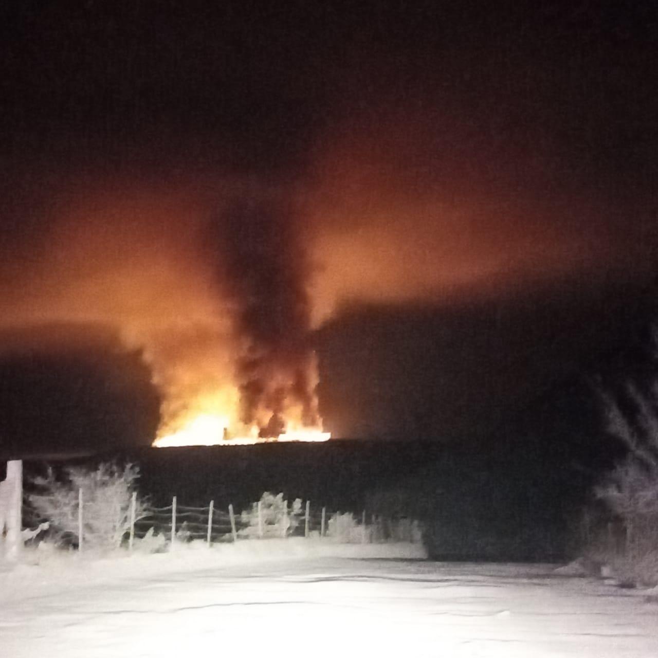 Moviliza incendio de relleno sanitario