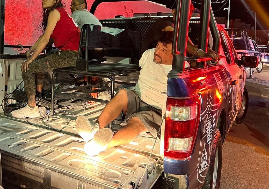 Enloquece; agrede a esposa y quema auto
