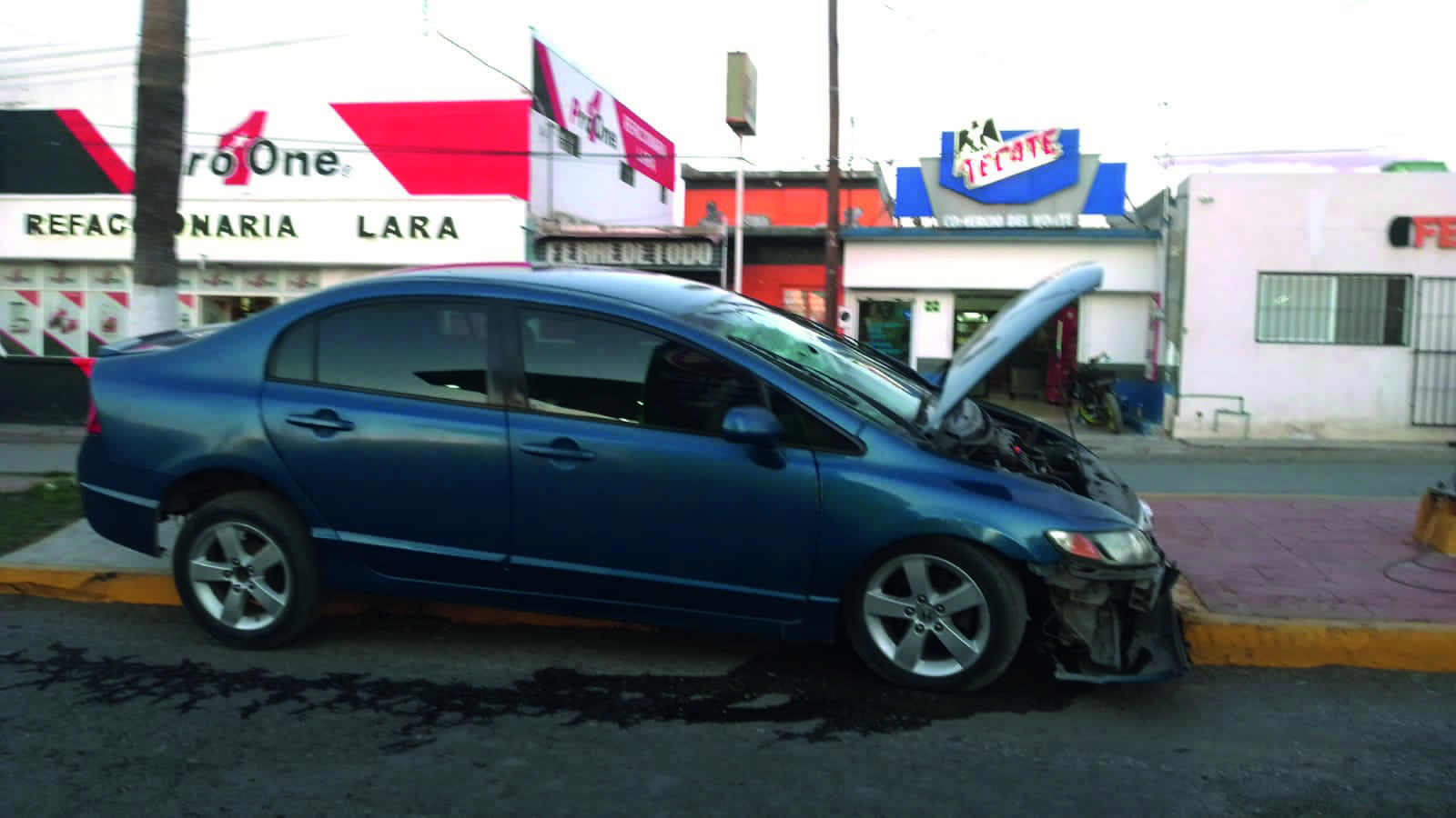 Pierde el control; destroza su auto
