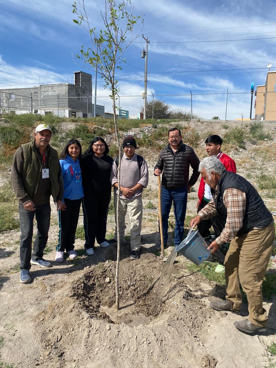 Reforestan alumnos