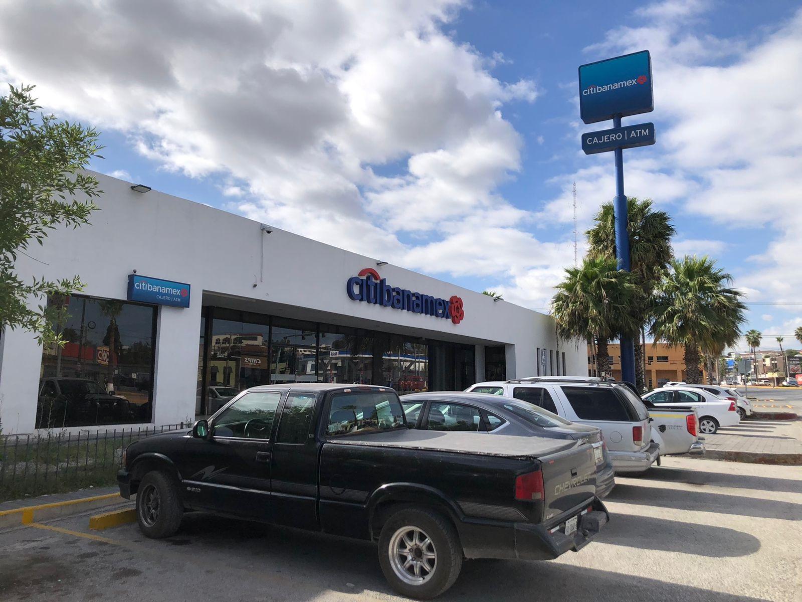 Saturan los bancos por puente “santo”