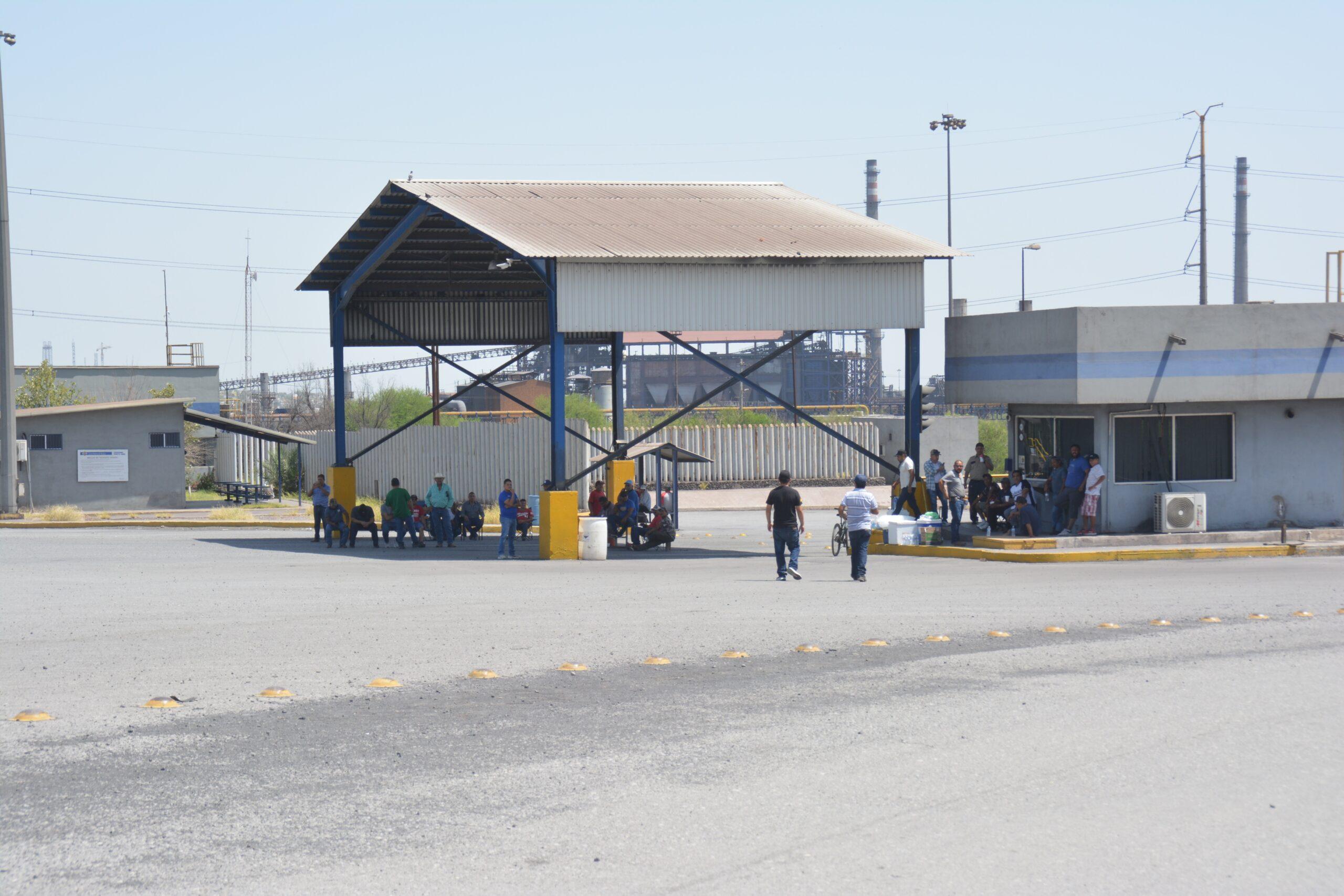 Refuerzan obreros bloqueos en AHMSA