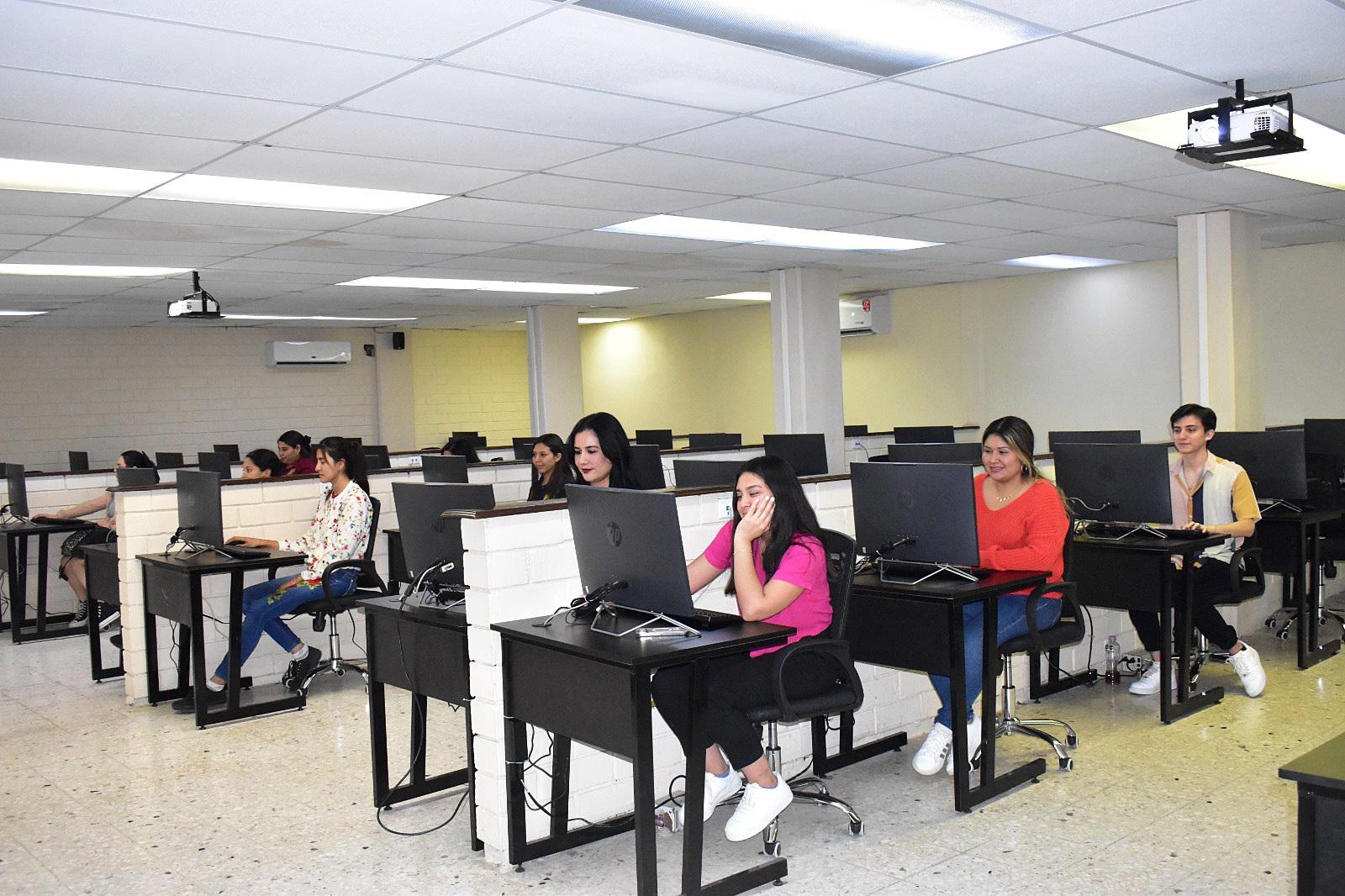 Inaugura Rector Centro de Cómputo en la FCA