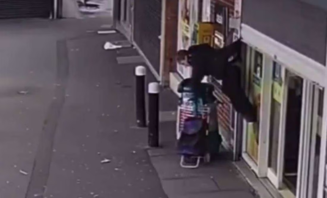 Mujer se queda colgando de la cortina de una tienda; video se vuelve viral