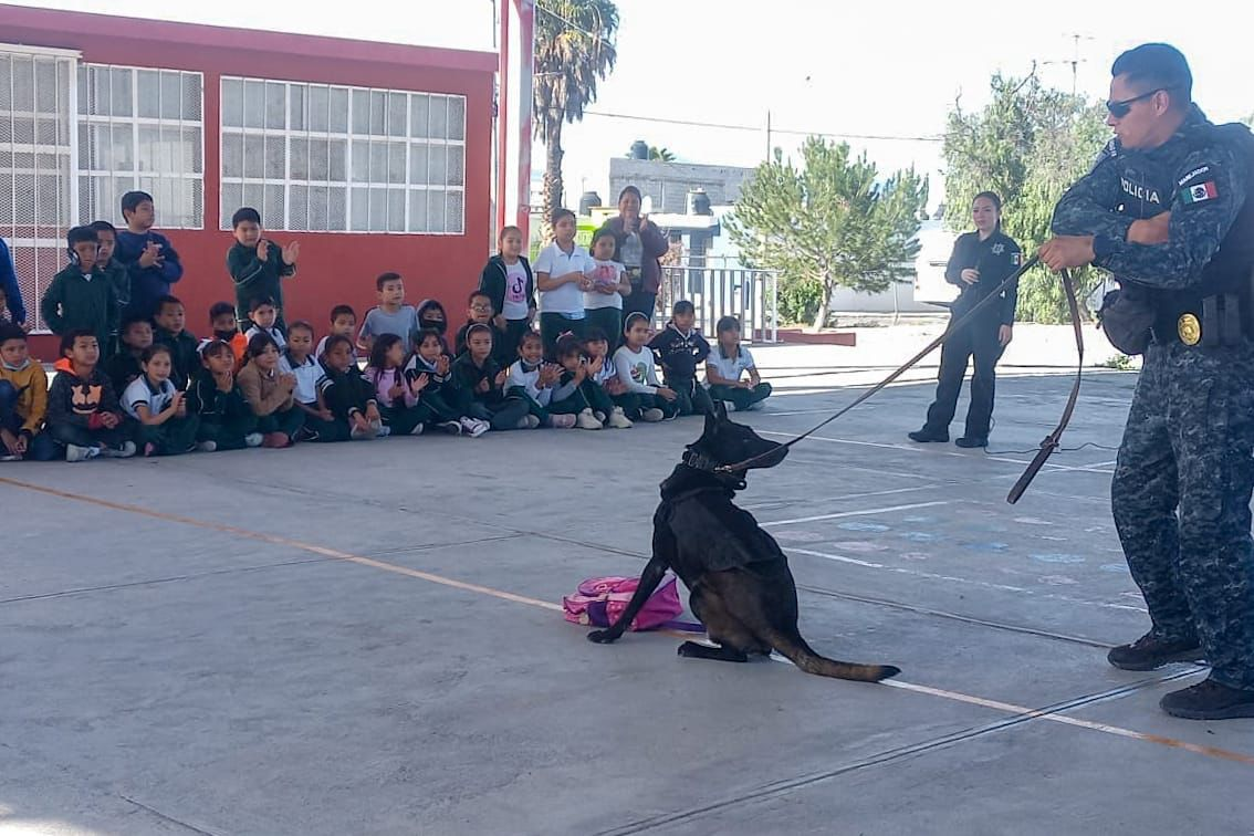 PRESENTAN UNIDAD CANINA DE RAMOS ARIZPE A ESTUDIANTES DE LA COLONIA SANTA FE