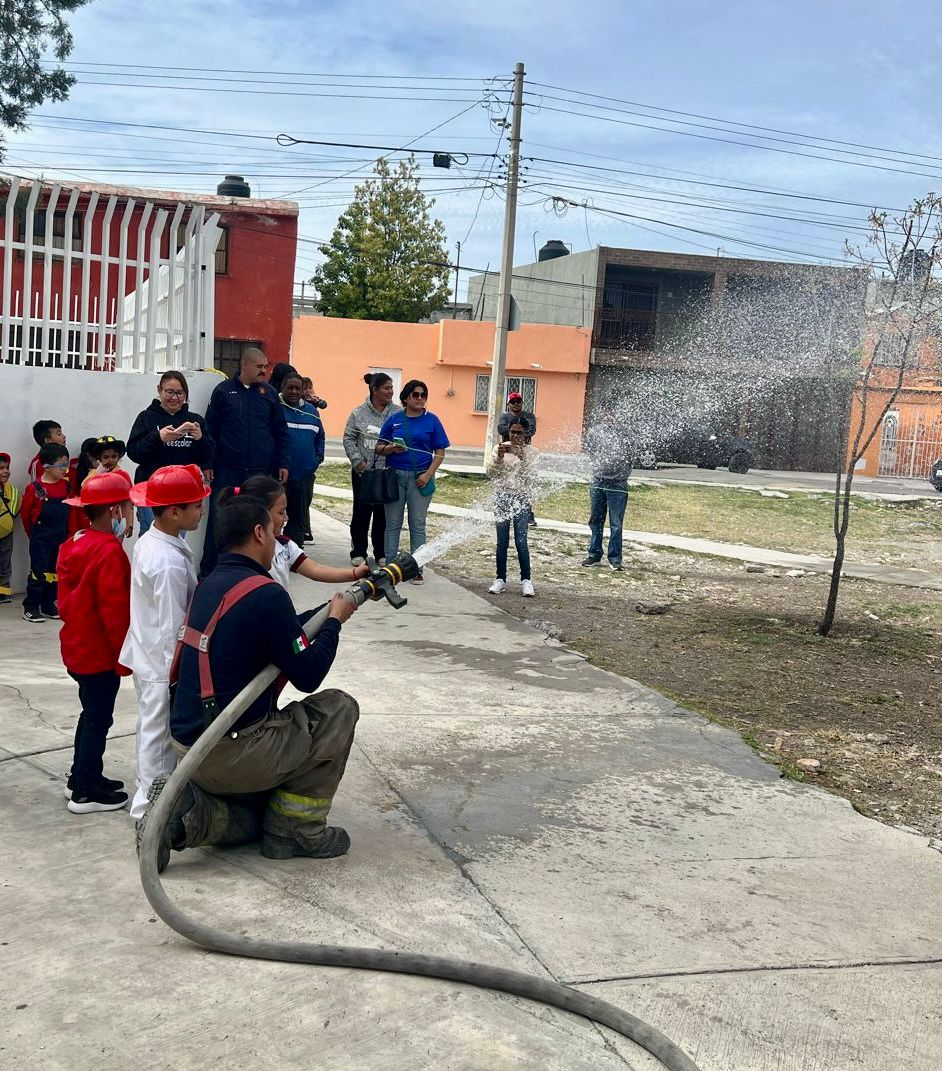 Capacita Bomberos de Saltillo a niñez y juventud en prevención de incendios