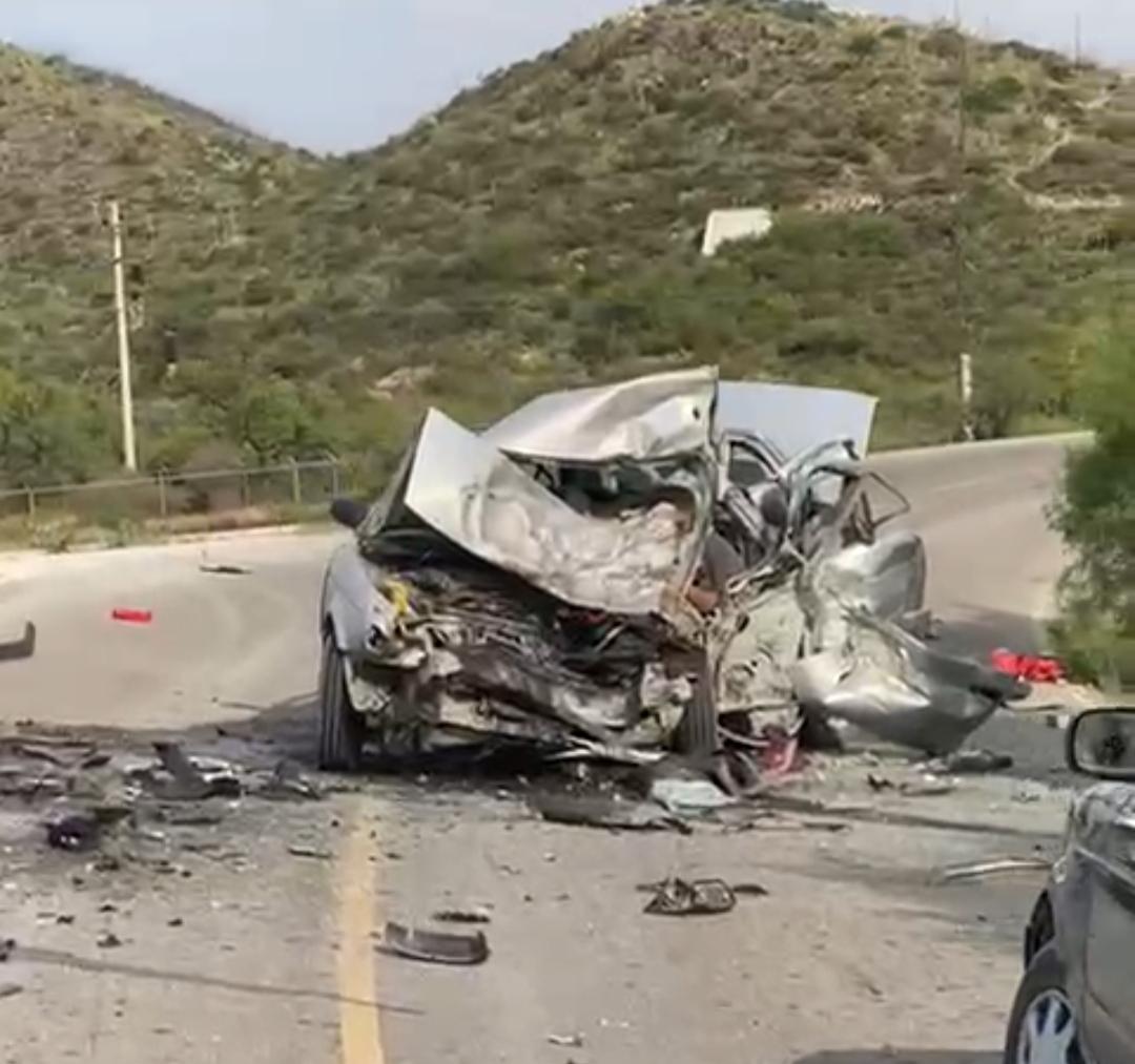 Mueren dos prensados en accidente carretero