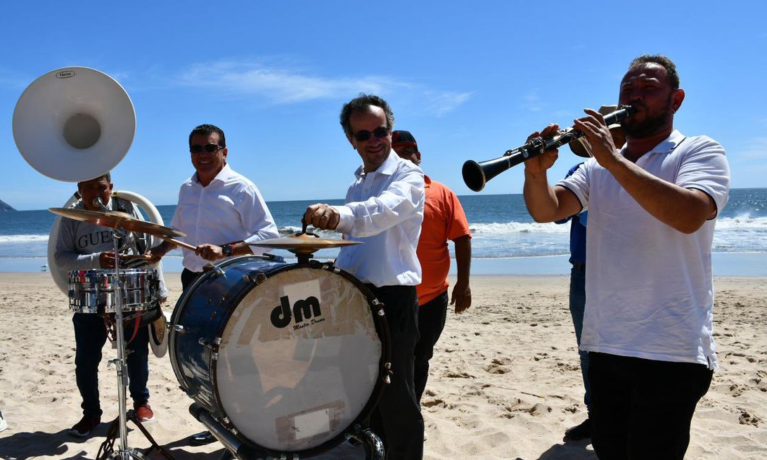 Baila embajador de Reino Unido al son de la banda en Mazatlán