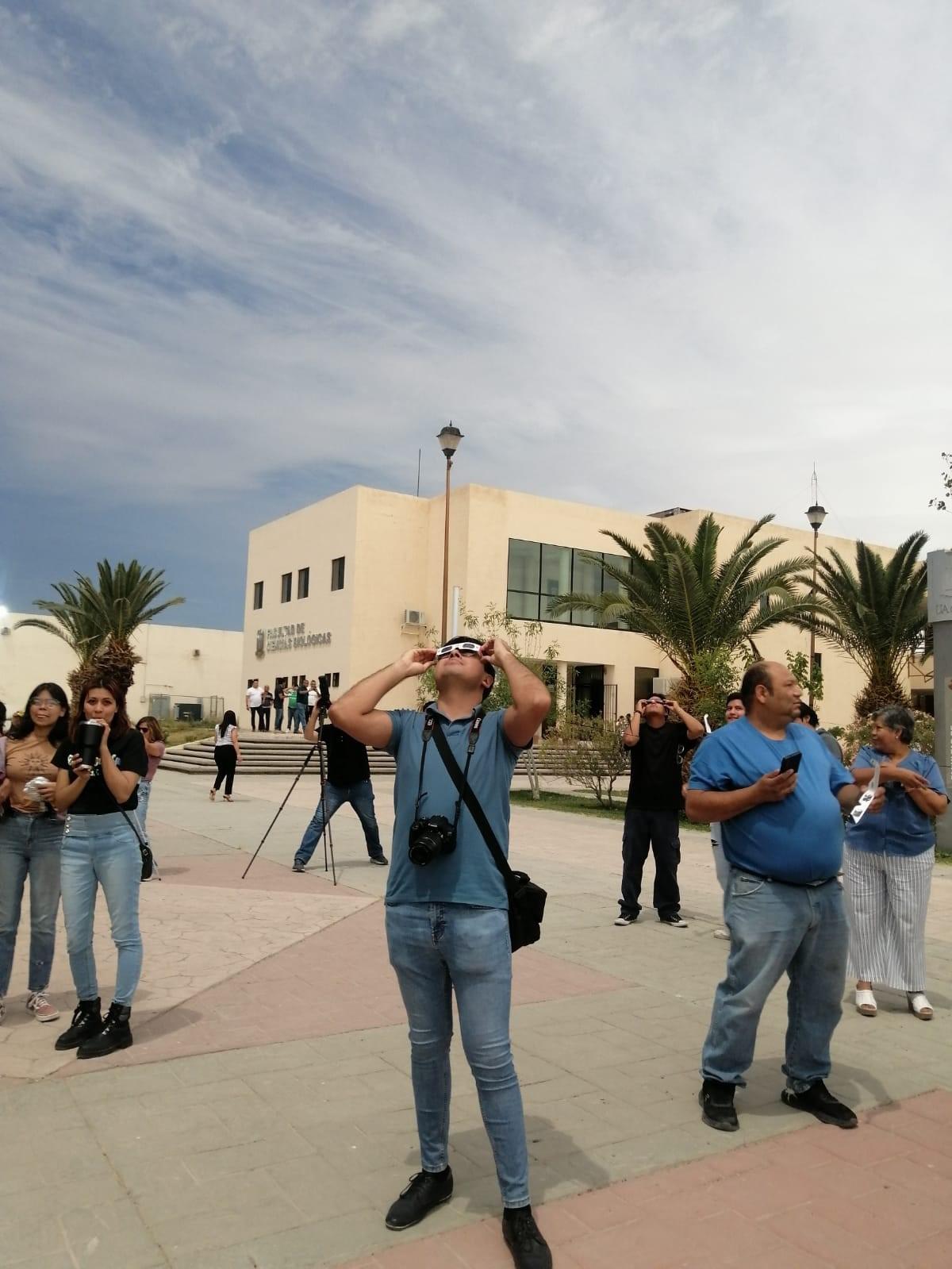 Observan eclipse en Ciudad Universitaria
