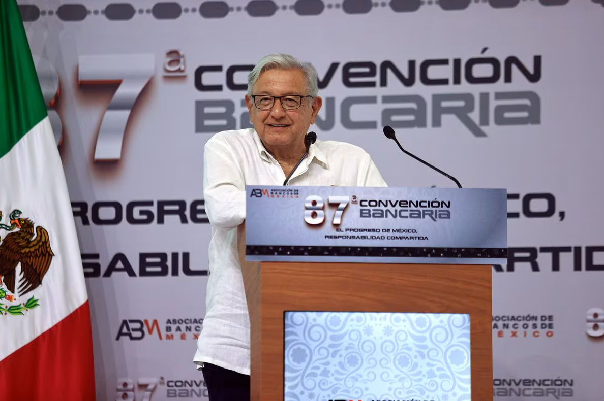 Economía sólida y utilidades récord: López Obrador se cuelga medallas económicas ante los banqueros