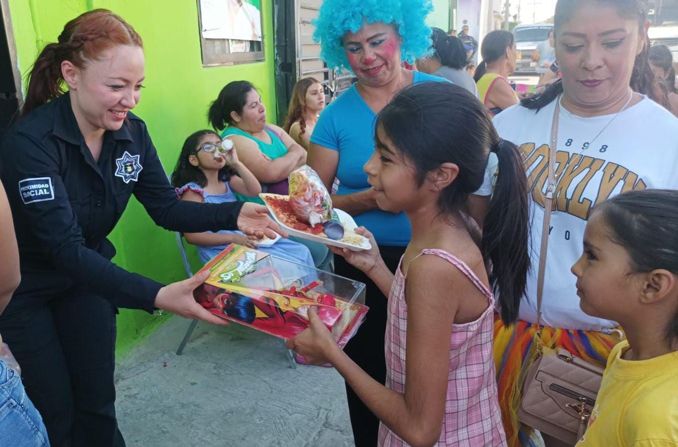 Suman esfuerzos policías y vecinos y festejan a los niños