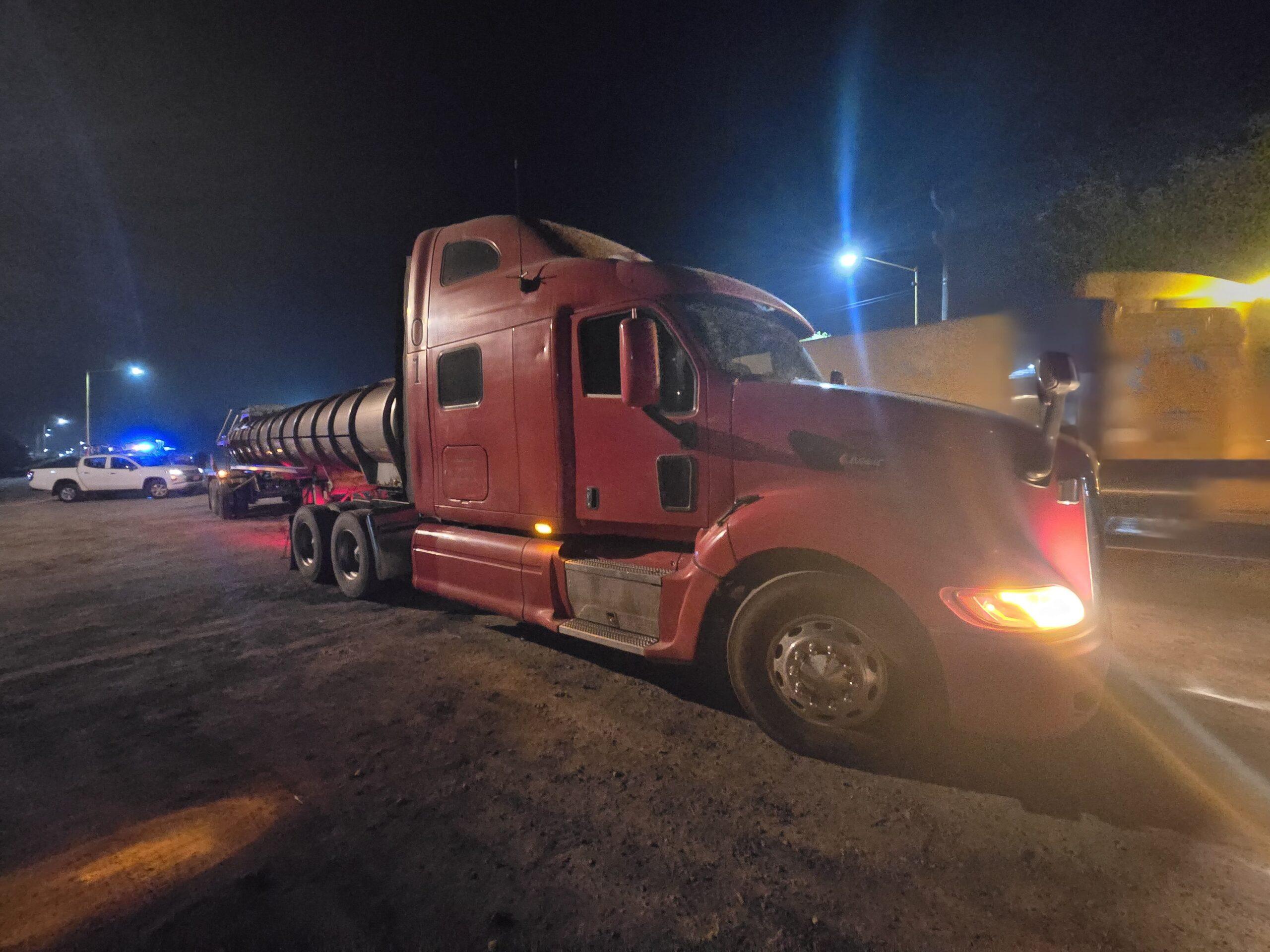 Asegura FGR pipa con gasolina de “huachicol”