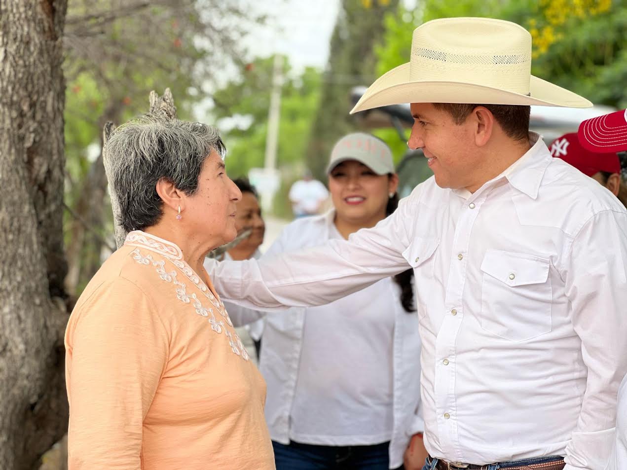Visita Hugo ejidos; lo acompaña Paty