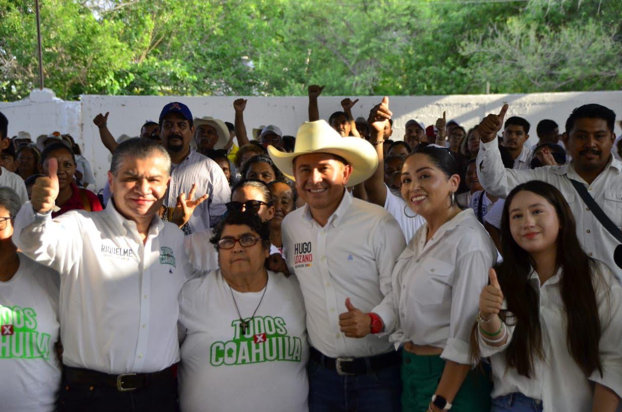 Se compromete Hugo con familias del campo