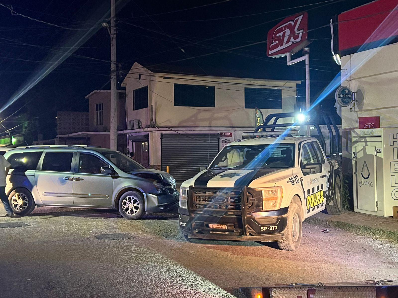 Policías se pasan alto y chocan en patrulla
