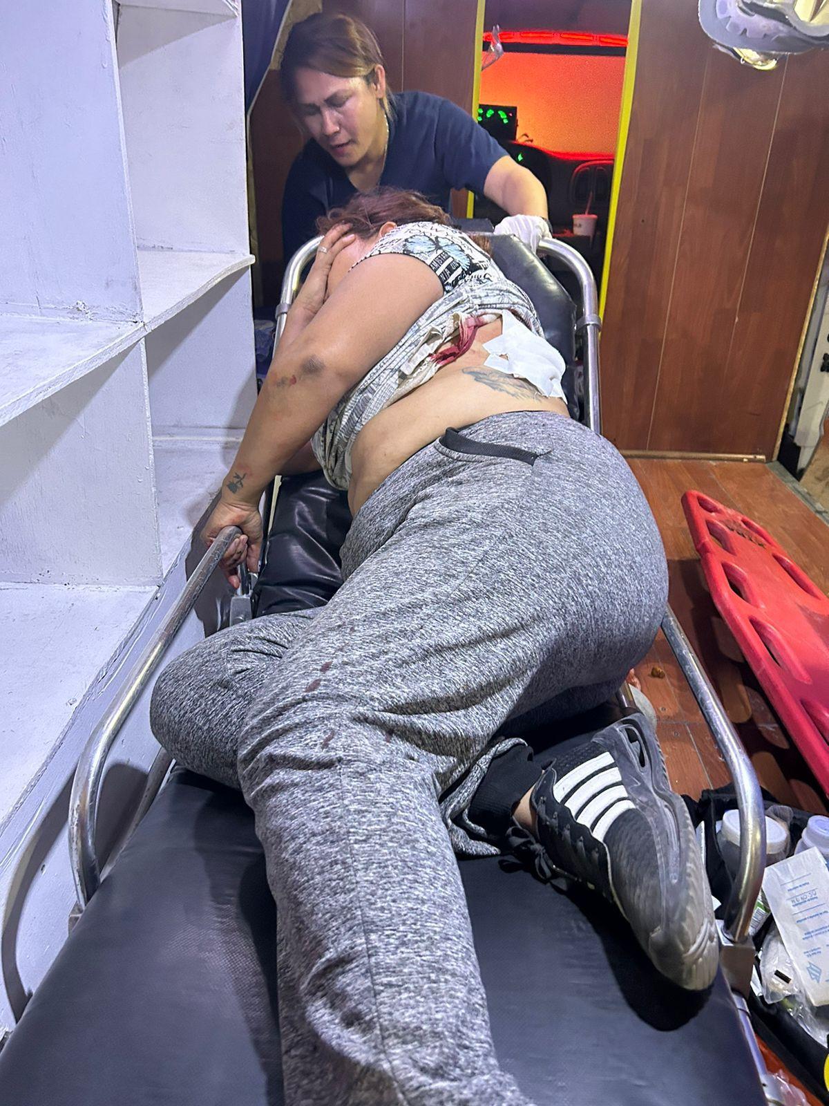 Perforan a mujer pulmón en riña