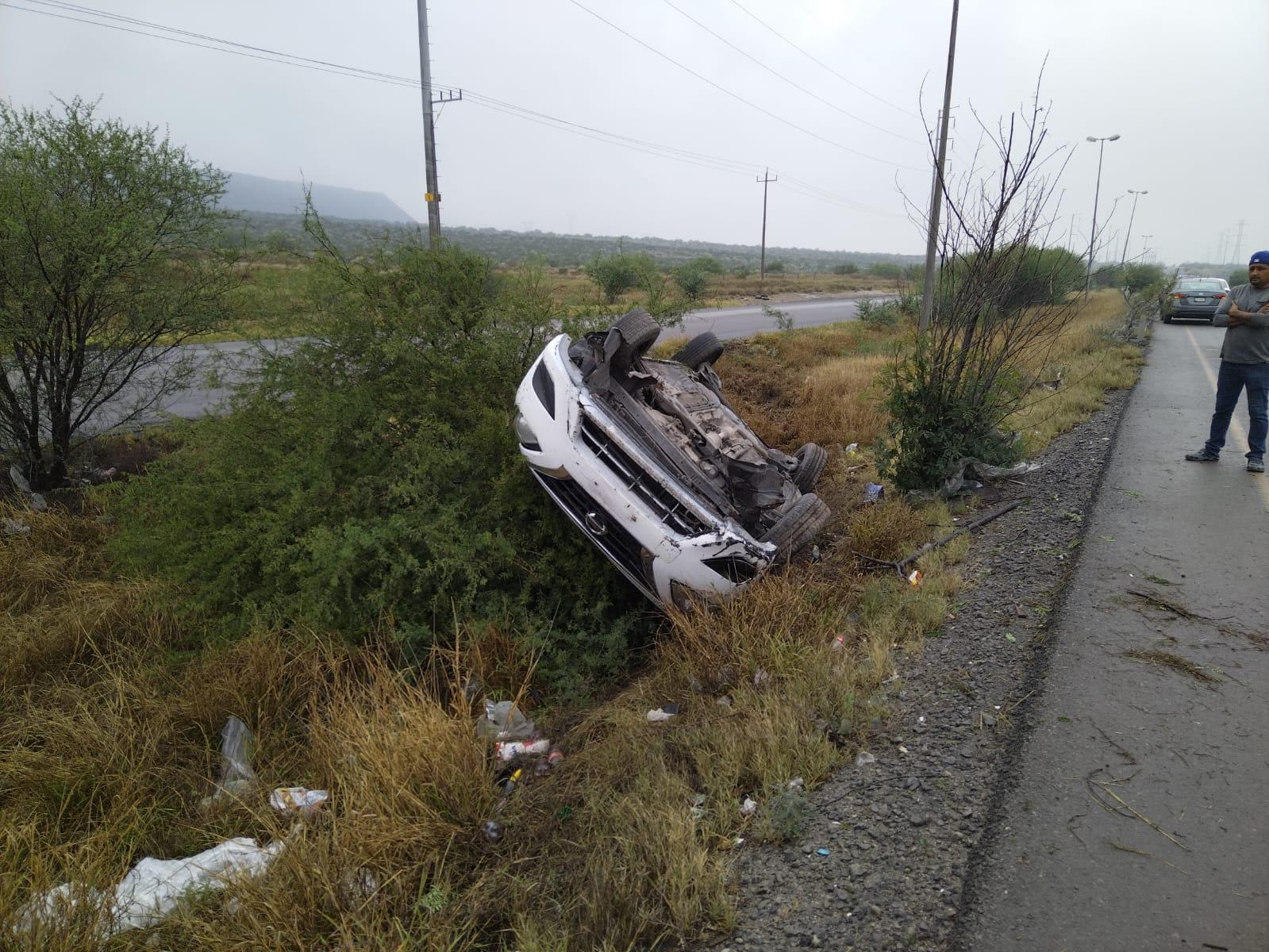 Escapa ileso de su taxi volcado