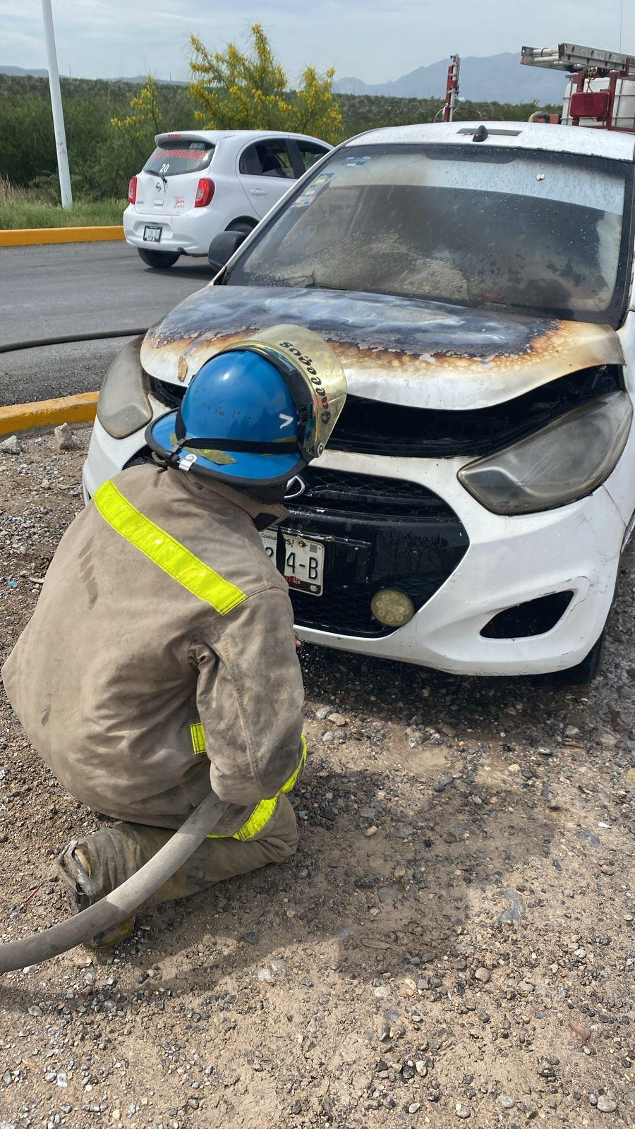 Se le quema auto