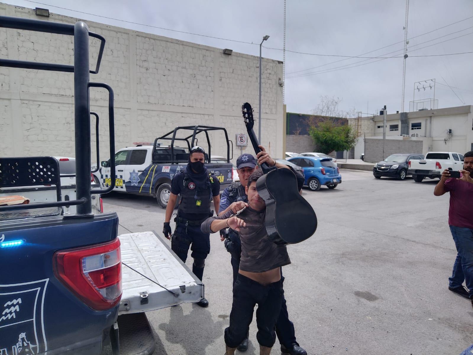 Tocaba guitarra y además se exhibía