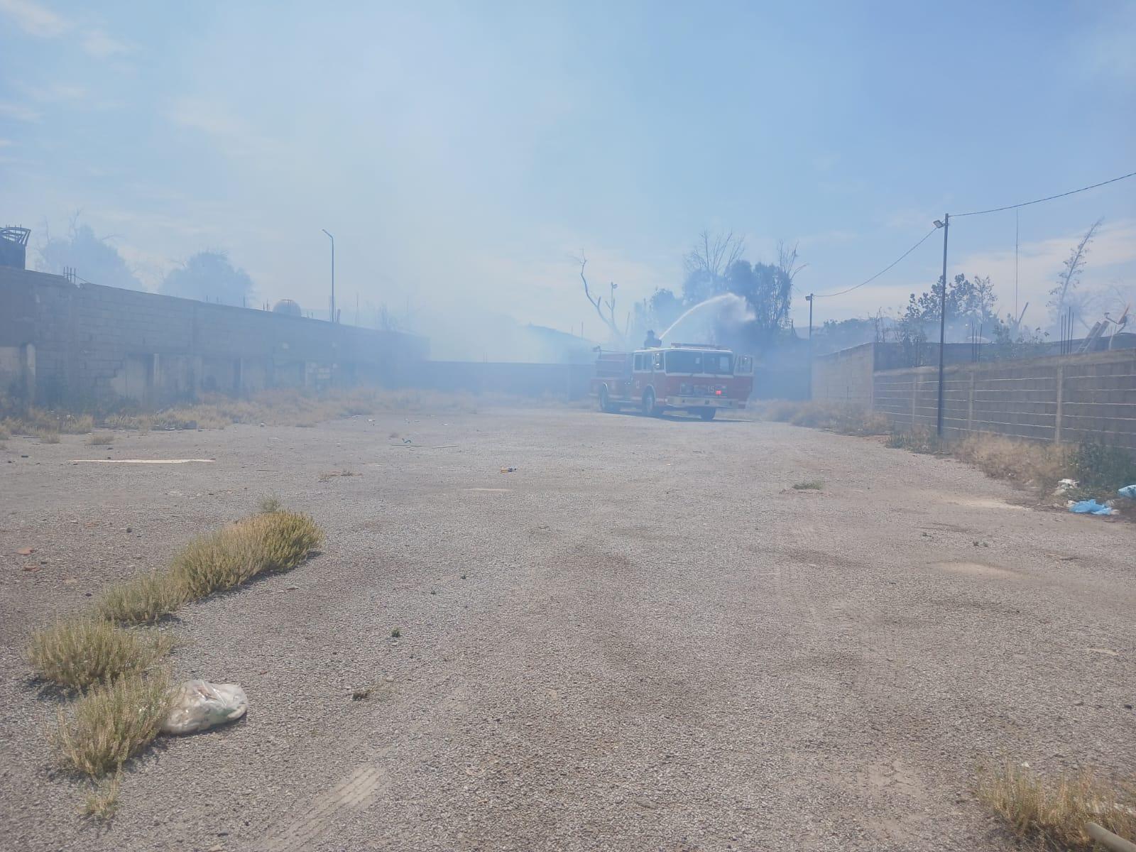 Arrasa incendio con 2 autos en el centro
