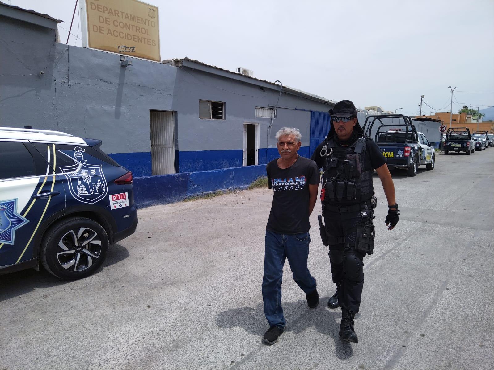 Desquiciado golpea con un leño a cajero