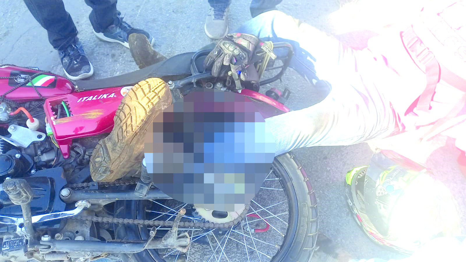 Queda atrapado pie de motociclista