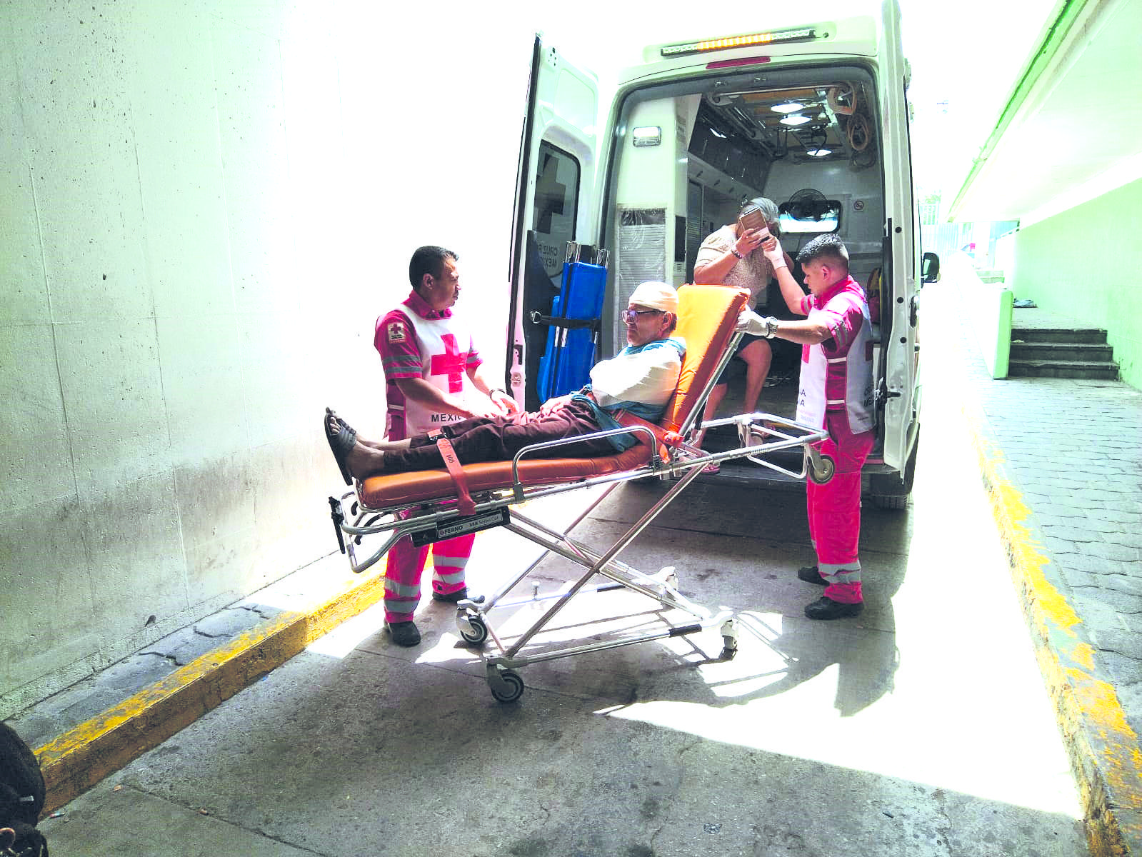 Cae de azotea y sufre fracturas múltiples