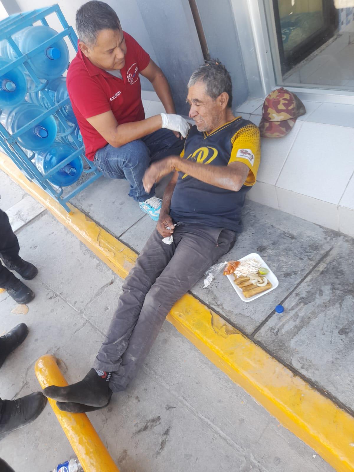 Lo encuentran tirado afuera de miscelánea