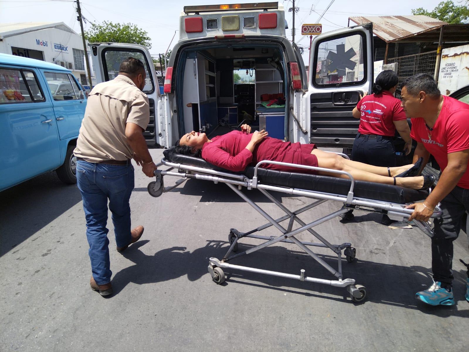 Sacude a dos niños terror; madre desmaya al volante
