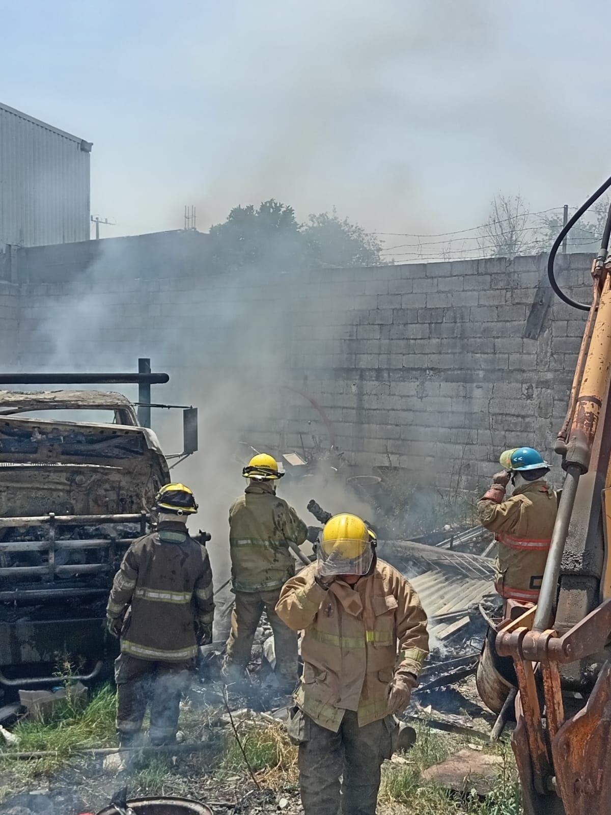 Incendia camión al quemar basura