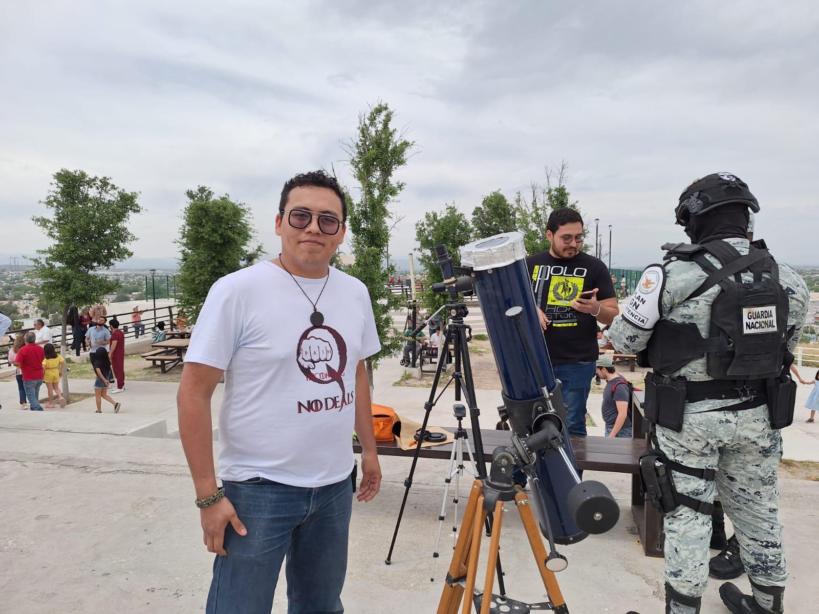 Comparte joven telescopio con visitantes de La Loma