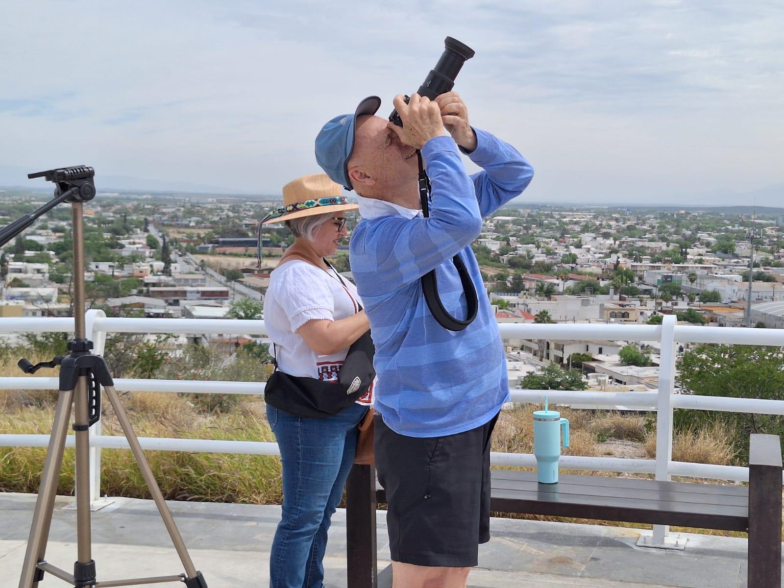 Aprecia español su primer eclipse solar